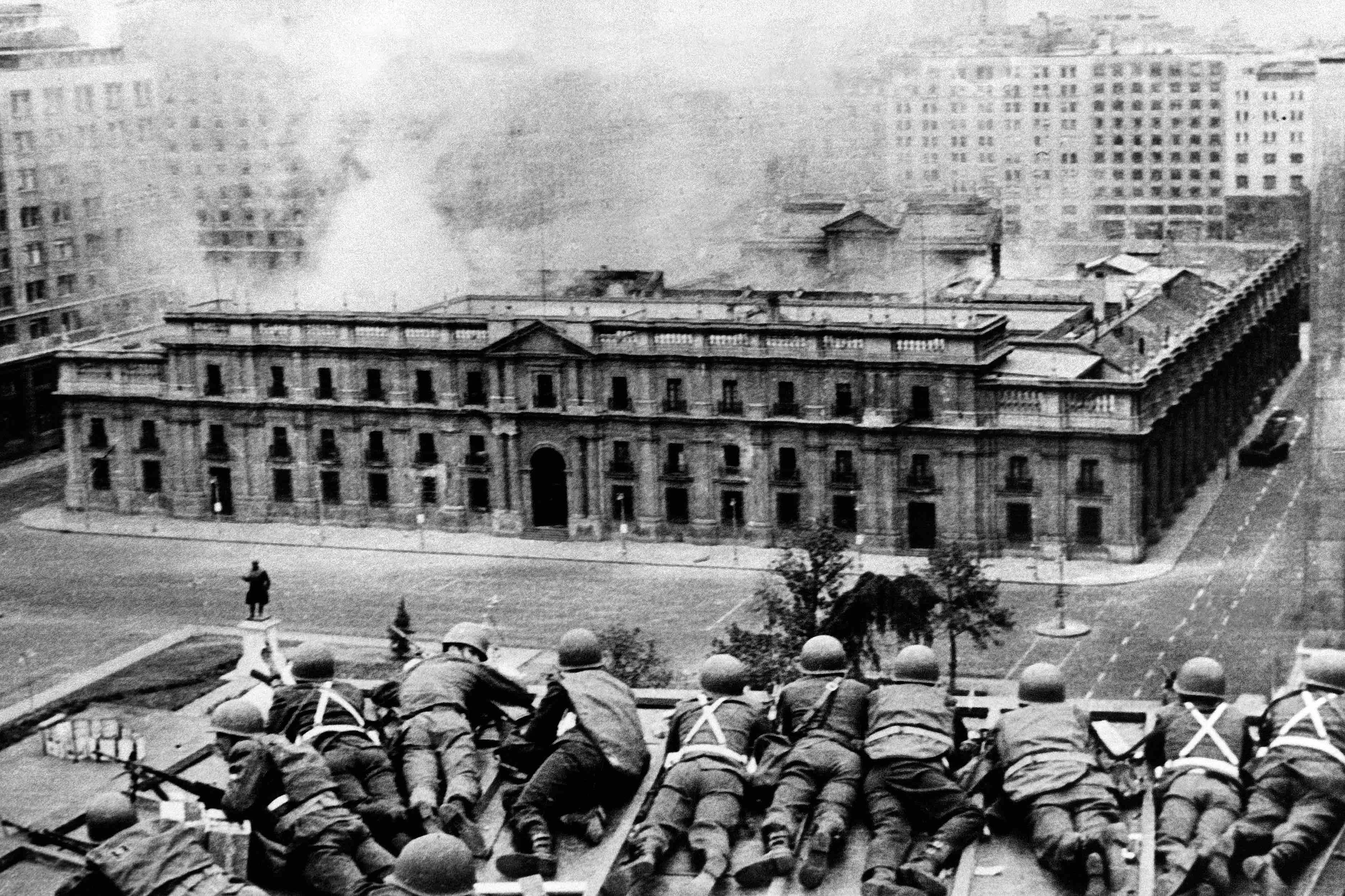 Tropes de l’exèrcit xilè posicionades al terrat d’un edifici de davant del palau presidencial, després de ser bombardejat, l’11 de setembre del 1973
