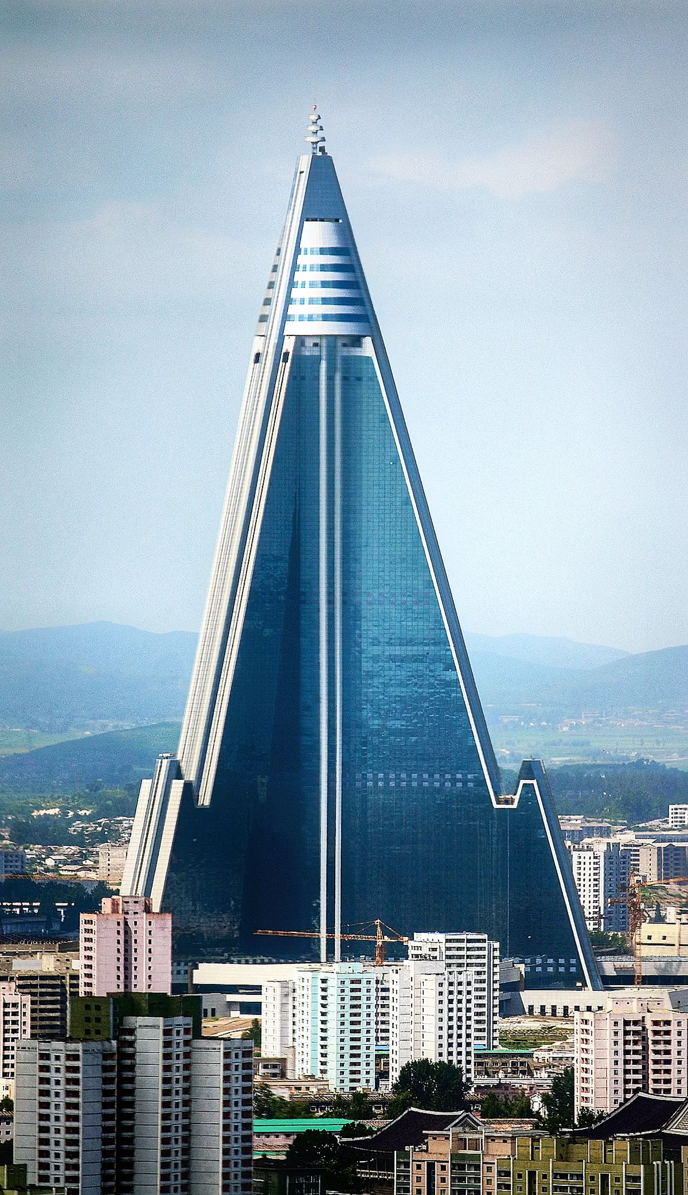 Imatge de l'imponent hotel Ryugyong al centre de Pyongyang