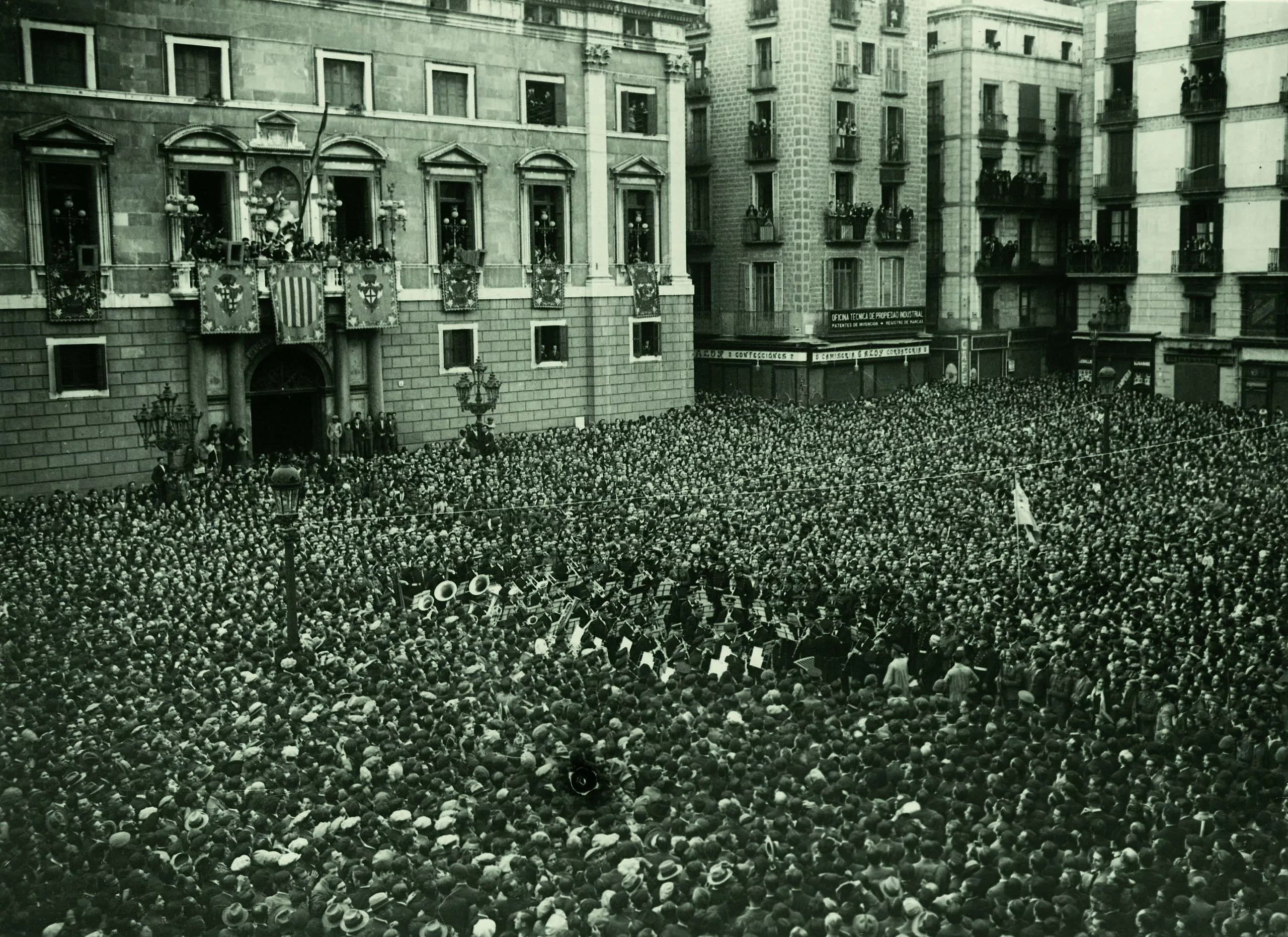 La Banda Municipal de Barcelona participa en la proclamació de la II República a la Plaça de Sant Jaume de Barcelona, el 14 d’abril de 1931