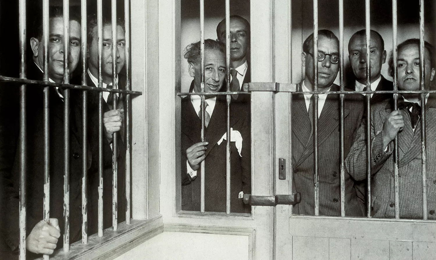 El president Companys i els seus consellers (Pere Mestres, Martí Esteve, Joan Lluhí, Joan Comorera, Martí Barrera i Ventura Gassol), a la presó Model de Barcelona, després dels fets d’Octubre del 1934