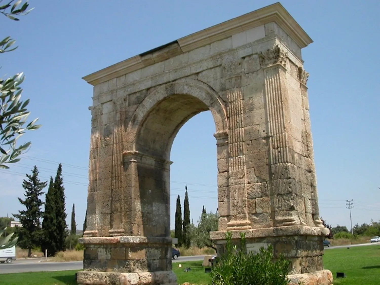 Per sota de l'Arc de Berà (Tarragona) passava la ruta batejada amb el nom de l'emperador