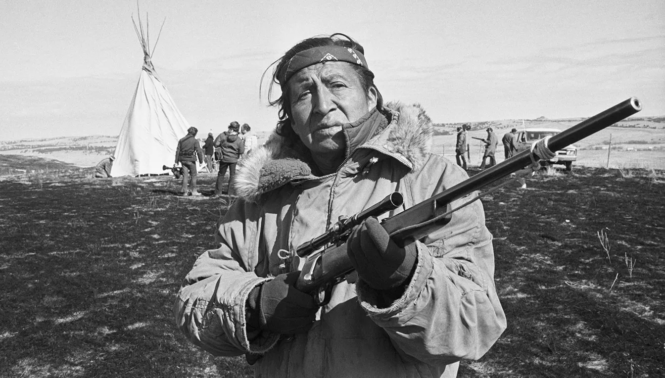 Un membre del Moviment Indi Americà, Òscar, 'Ós Corredor', a Wounded Knee amb el seu rifle el 3 d'abril del 1973
