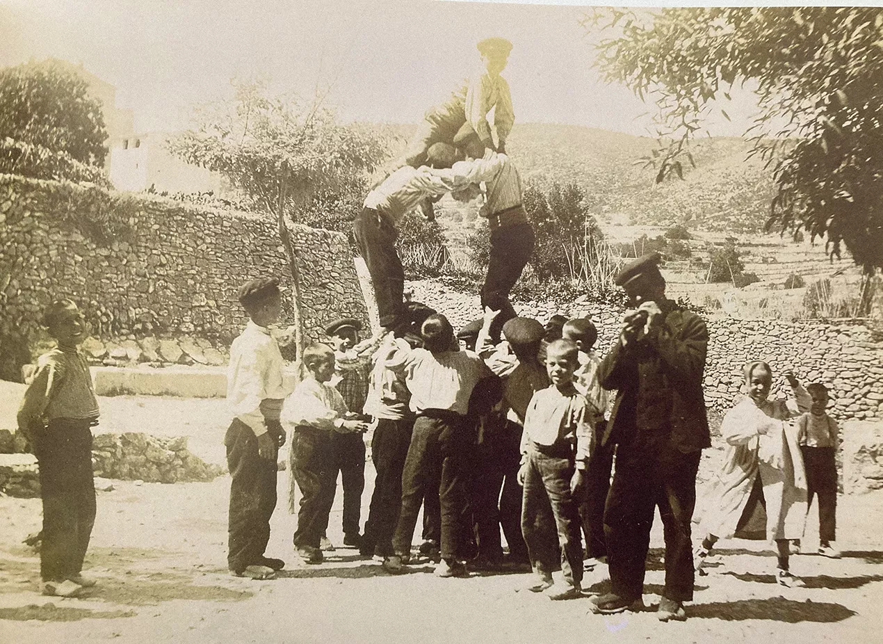 Construcció feta pels joves del poble d’Albinyana (Baix Penedès) durant una festa major de finals del segle XIX