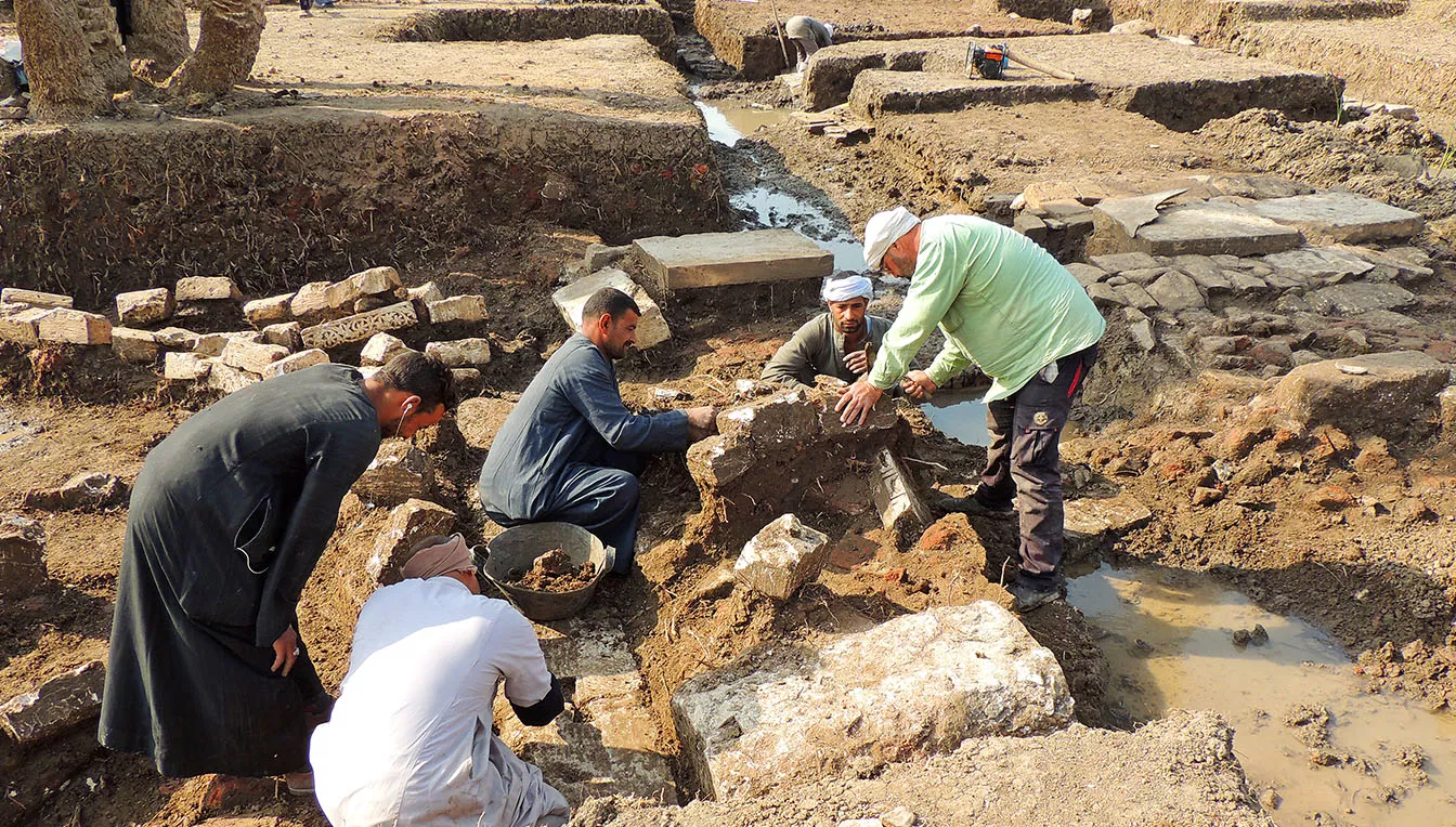 Arqueòlegs i treballadors egipcis van haver de fer front a les inclemències del temps