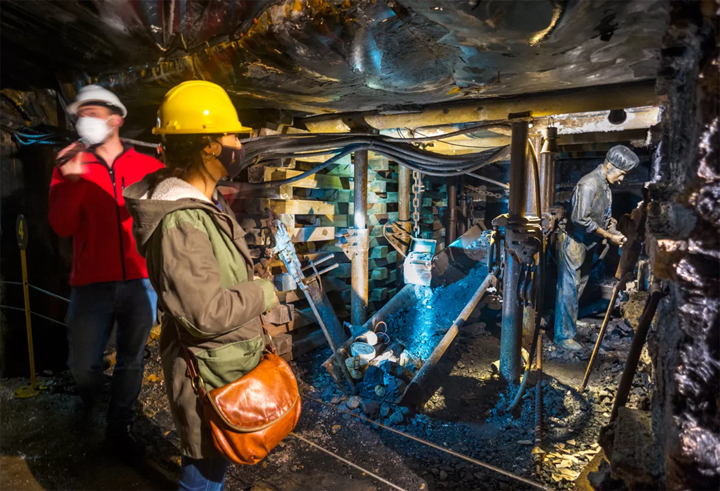 Els visitants baixen a la mina amb un trenet per veure, a través de diverses escenes i maquinària, l’evolució de l’extracció del carbó