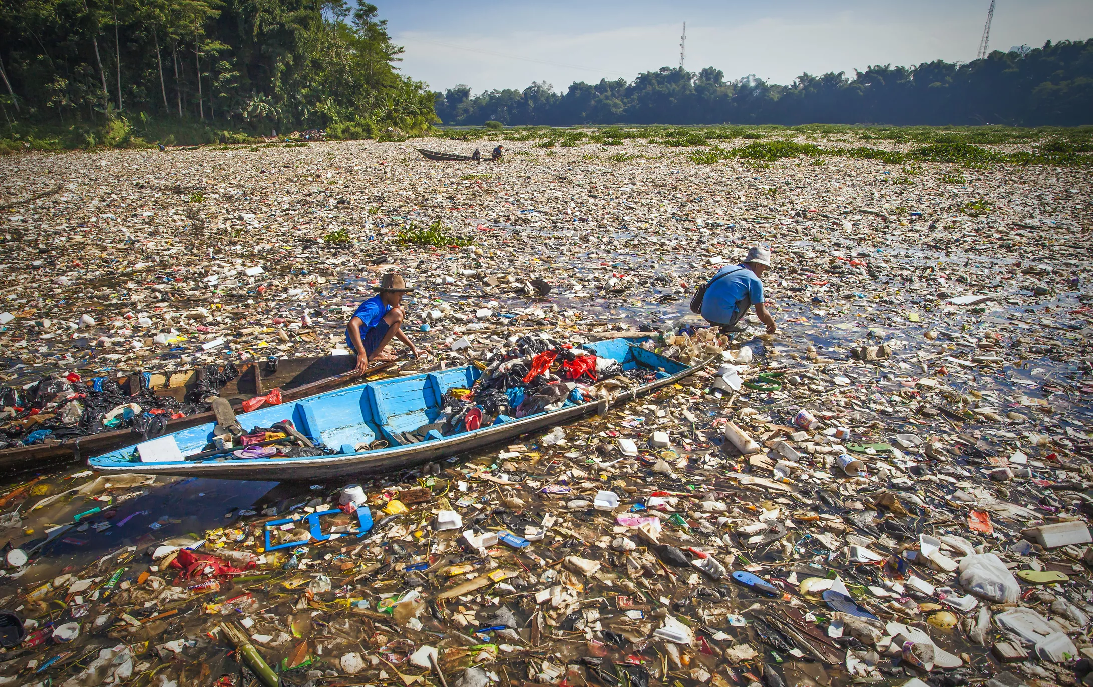 Dos pescadors recullen plàstic que pot reciclar-se i comercialitzar-se al riu Citarum, a Bandung (Indonèsia)