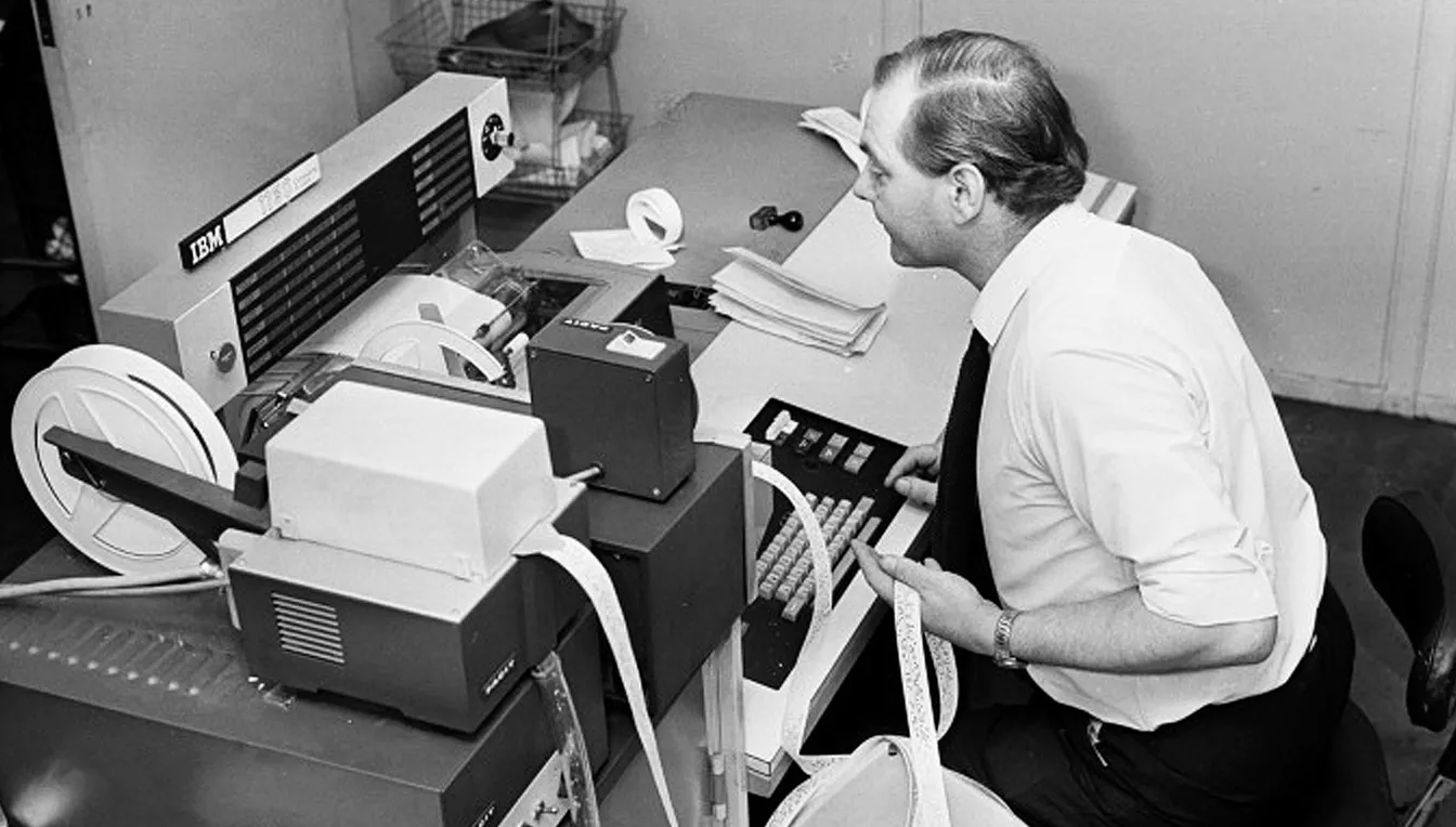 Amb un ordinador com aquest, un IBM 1130, es va escriure la 'Sextina cibernètica'