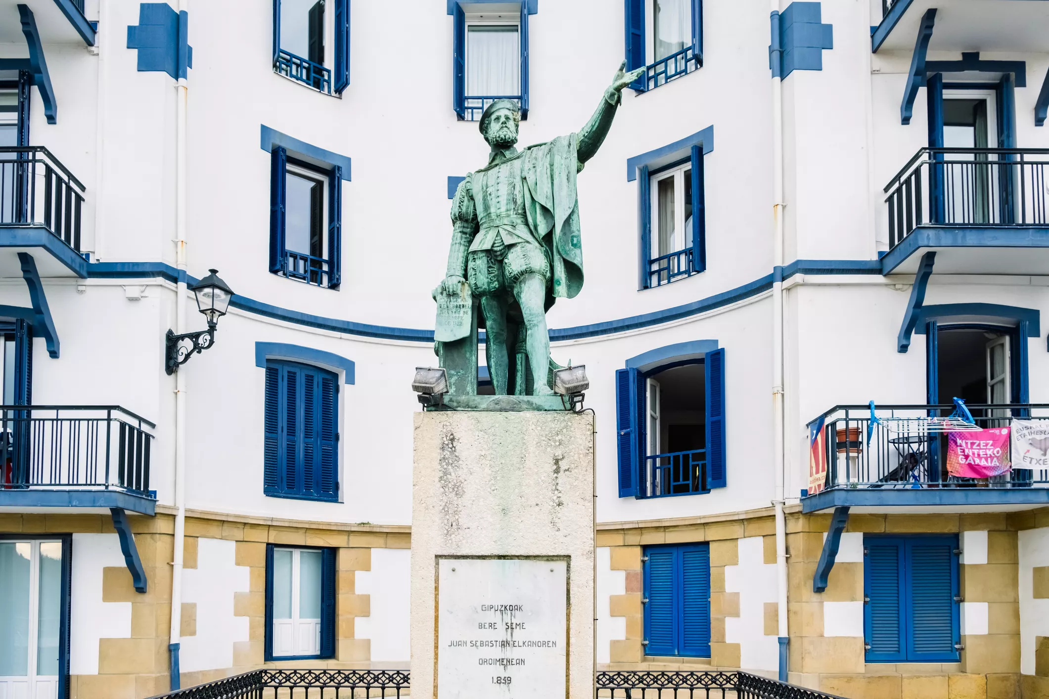 Estàtua de Juan Sebastián Elcano a la seva ciutat natal, Getaria