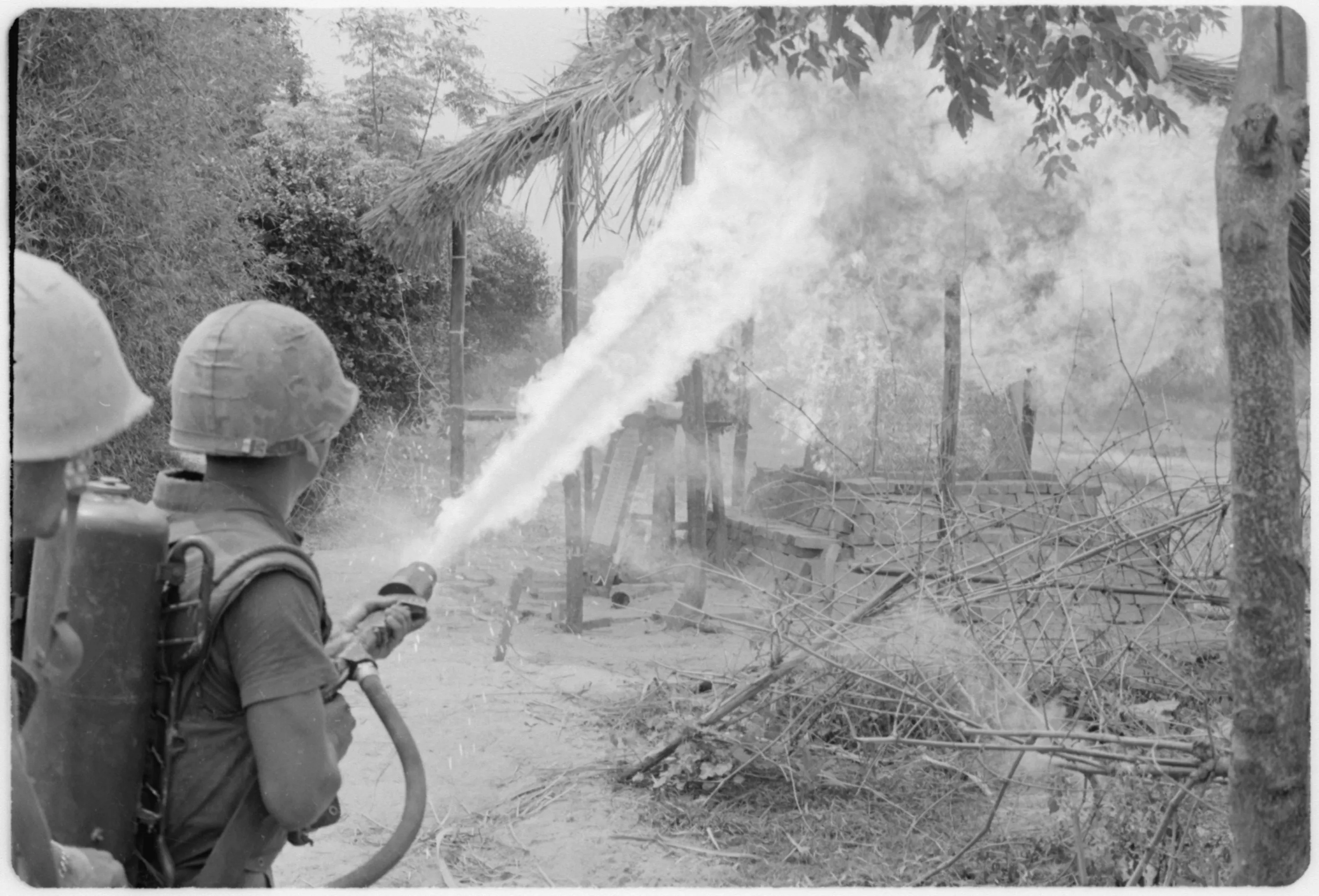 La guerra del Vietnam va començar l'abril del 1955 i va acabar el 1975