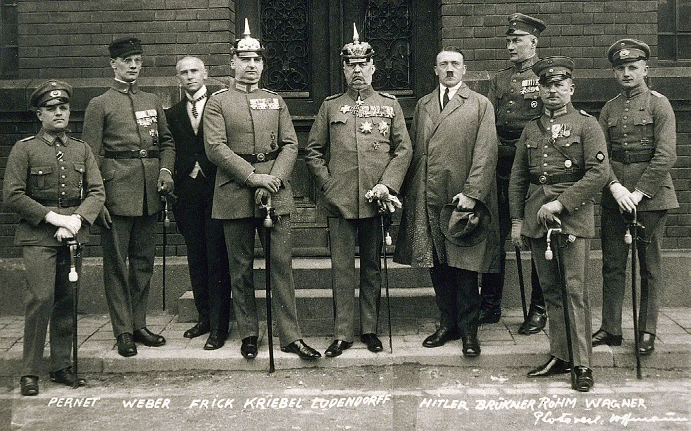 Hitler amb els principals col·laboradors de l’aixecament fallit de Múnic després del judici