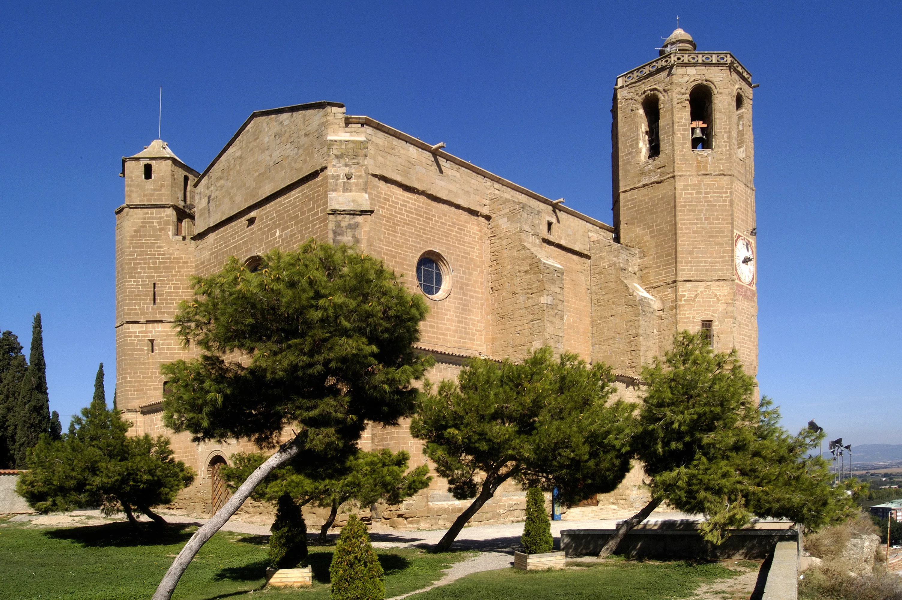 Cecília va manar construir l'església de Santa Maria de Balaguer -a la imatge- i el convent d'Almatà