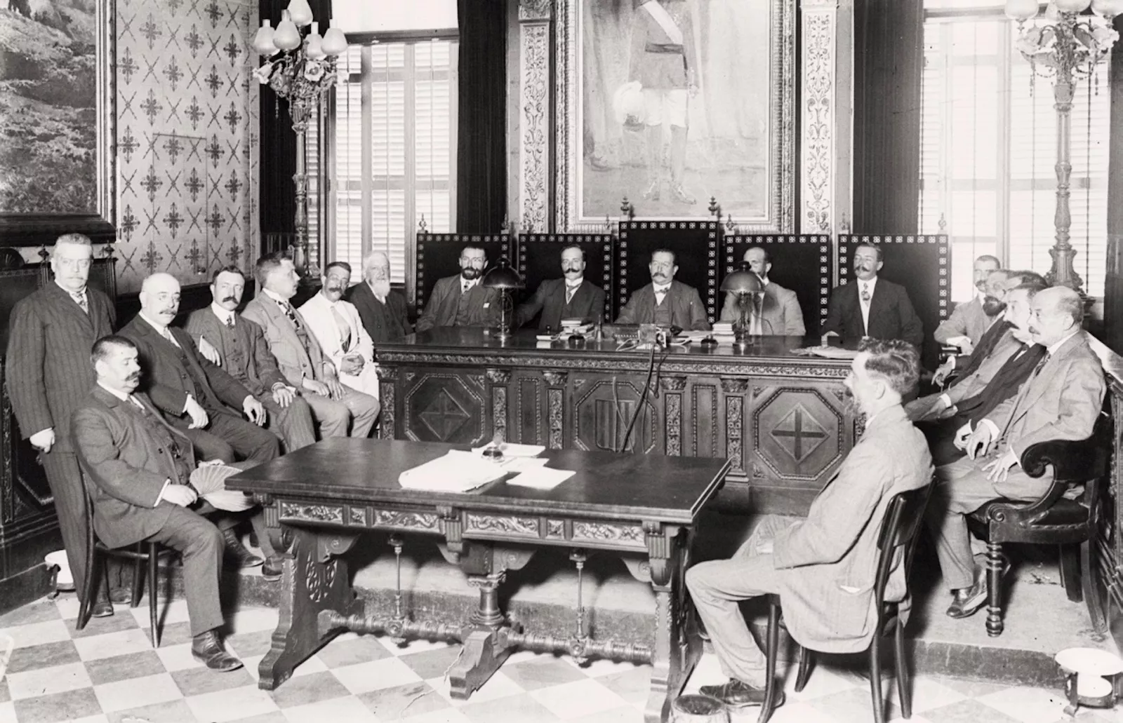 L’assemblea per constituir la Mancomunitat, amb membres de les quatre diputacions, es va reunir al Palau de la Generalitat l’any 1914