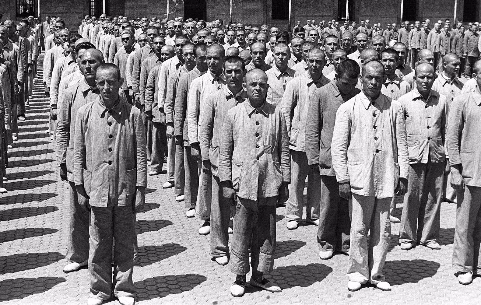 Presos al pati del penal d’Ocaña (Castella-la Manxa) a la dècada del 1940