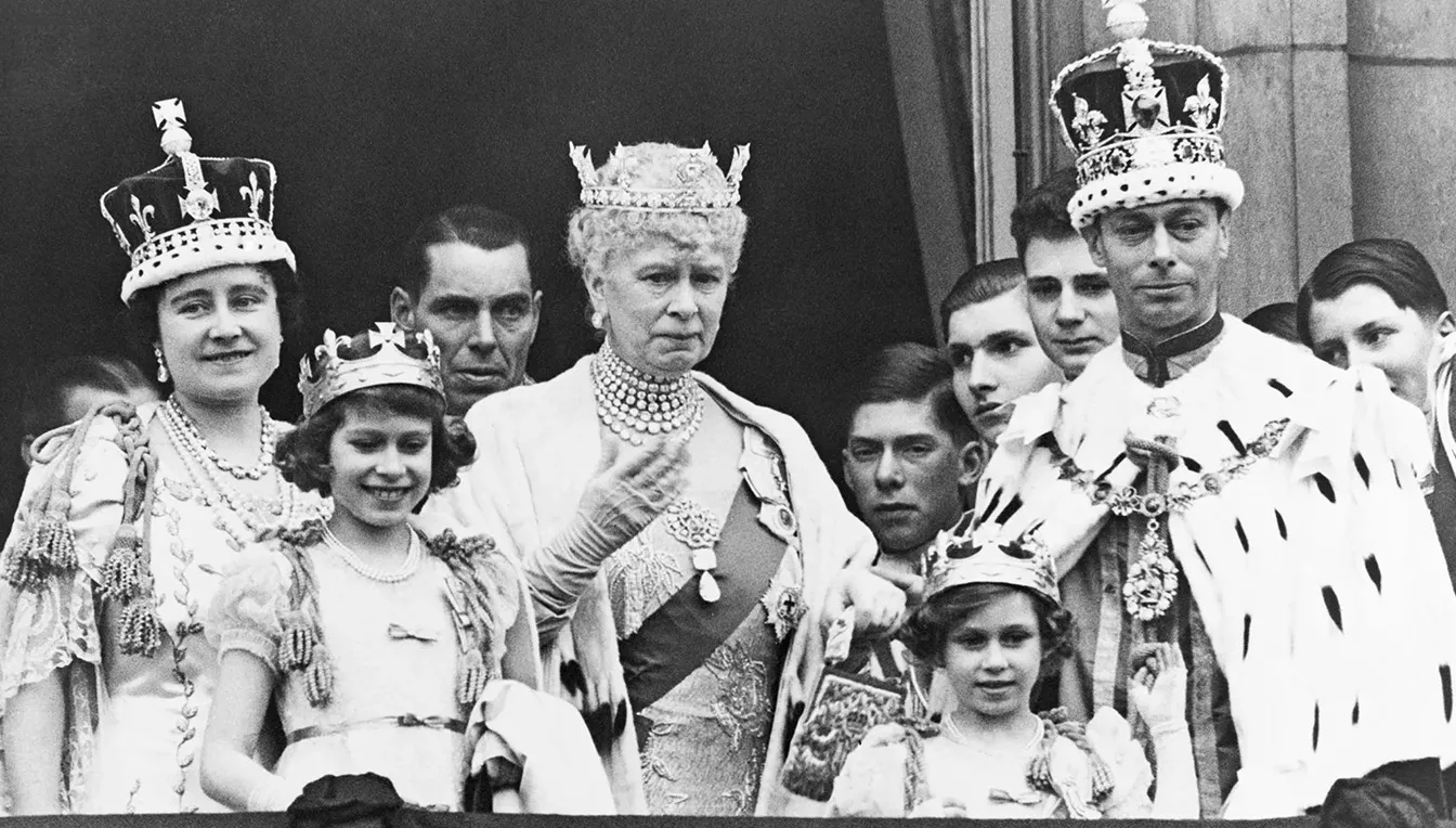 La mare de la reina Isabel II (esquerra) lluint la corona amb el famós diamant