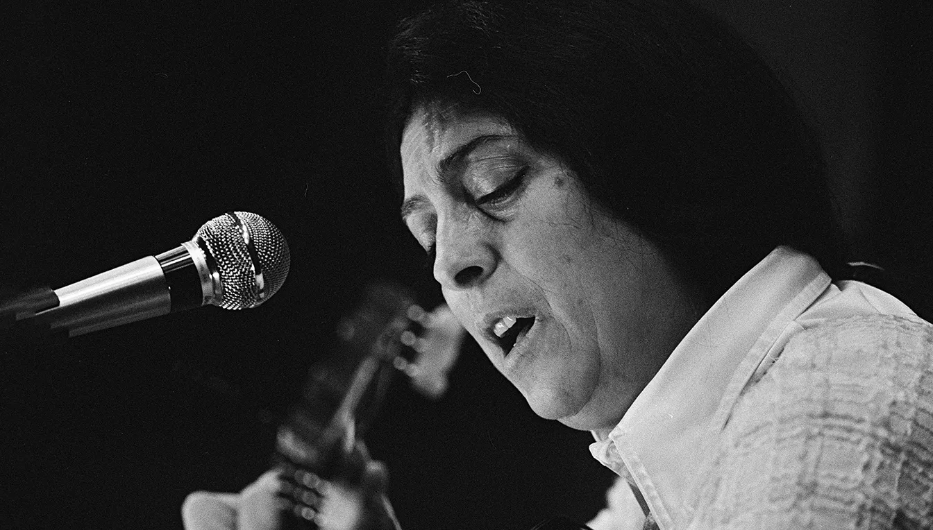 Teresa Rebull va decidir convertir-se en cantautora el 1968. A la imatge, en un concert a la Sala Villarroel, el desembre del 1975