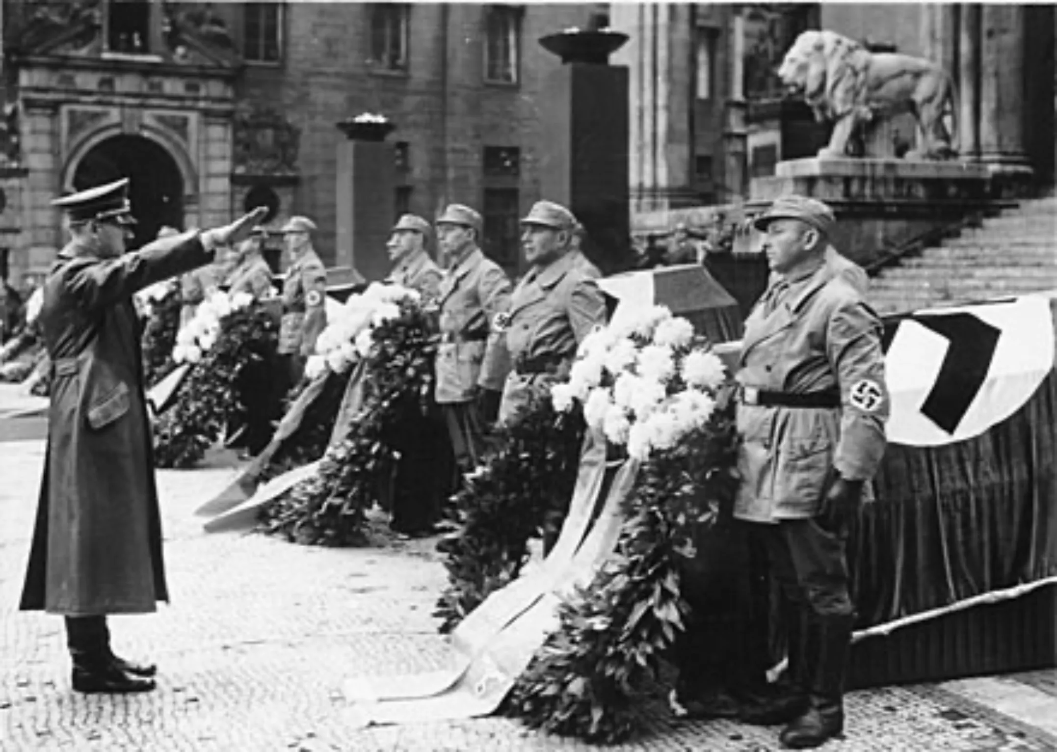 Adolf Hitler fent la salutació nazi