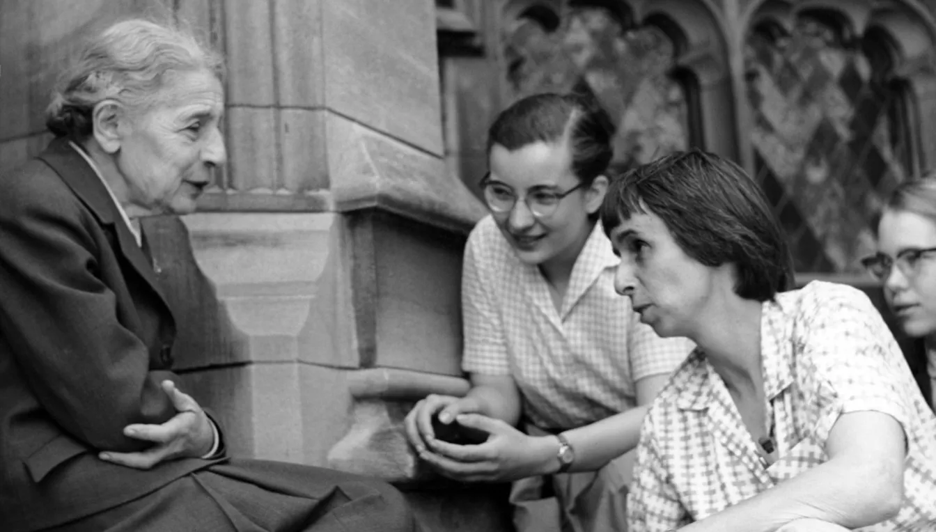 Lise Meitner conversant amb unes estudiants al Bryn Mawr College, el 1959