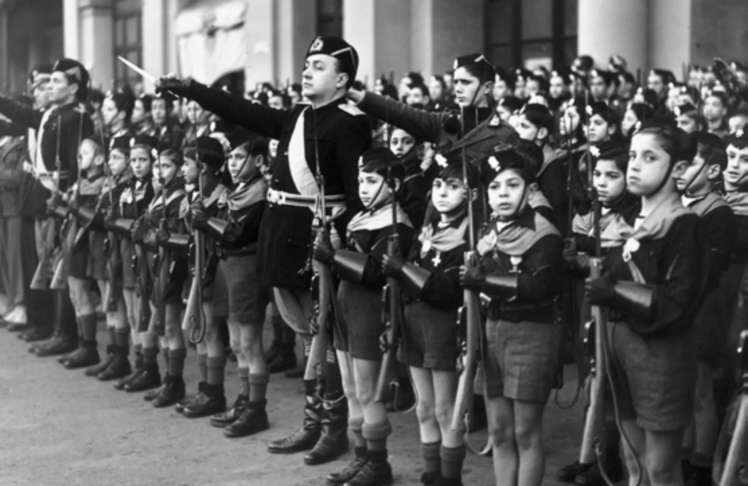 Membres de l'organització juvenil feixista italiana Balilla en formació militar
