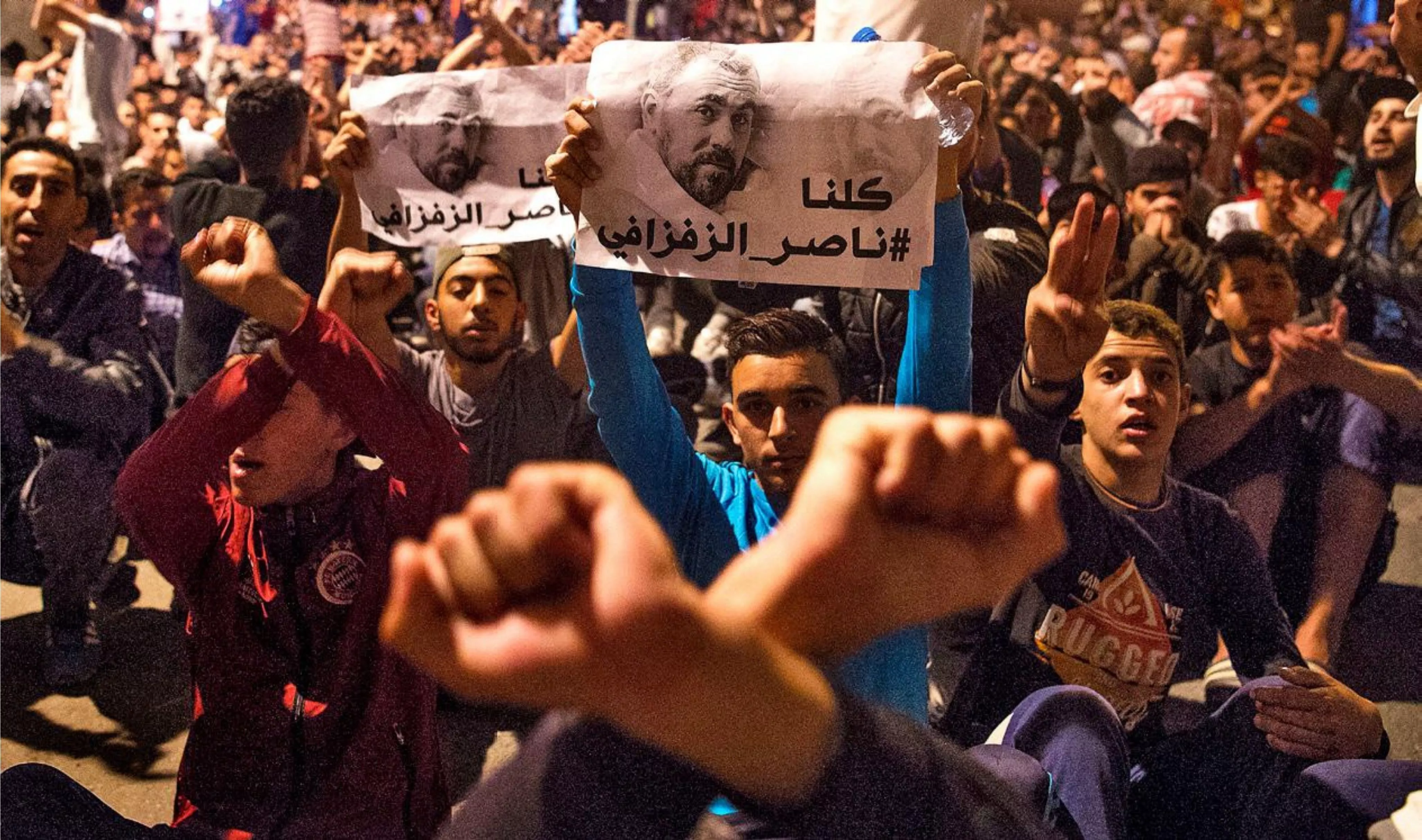 Els manifestants mostren cartells amb la foto de Naser Zafzafi, líder de la protesta detingut el 29 de maig del 2017 a Al-Hoceima