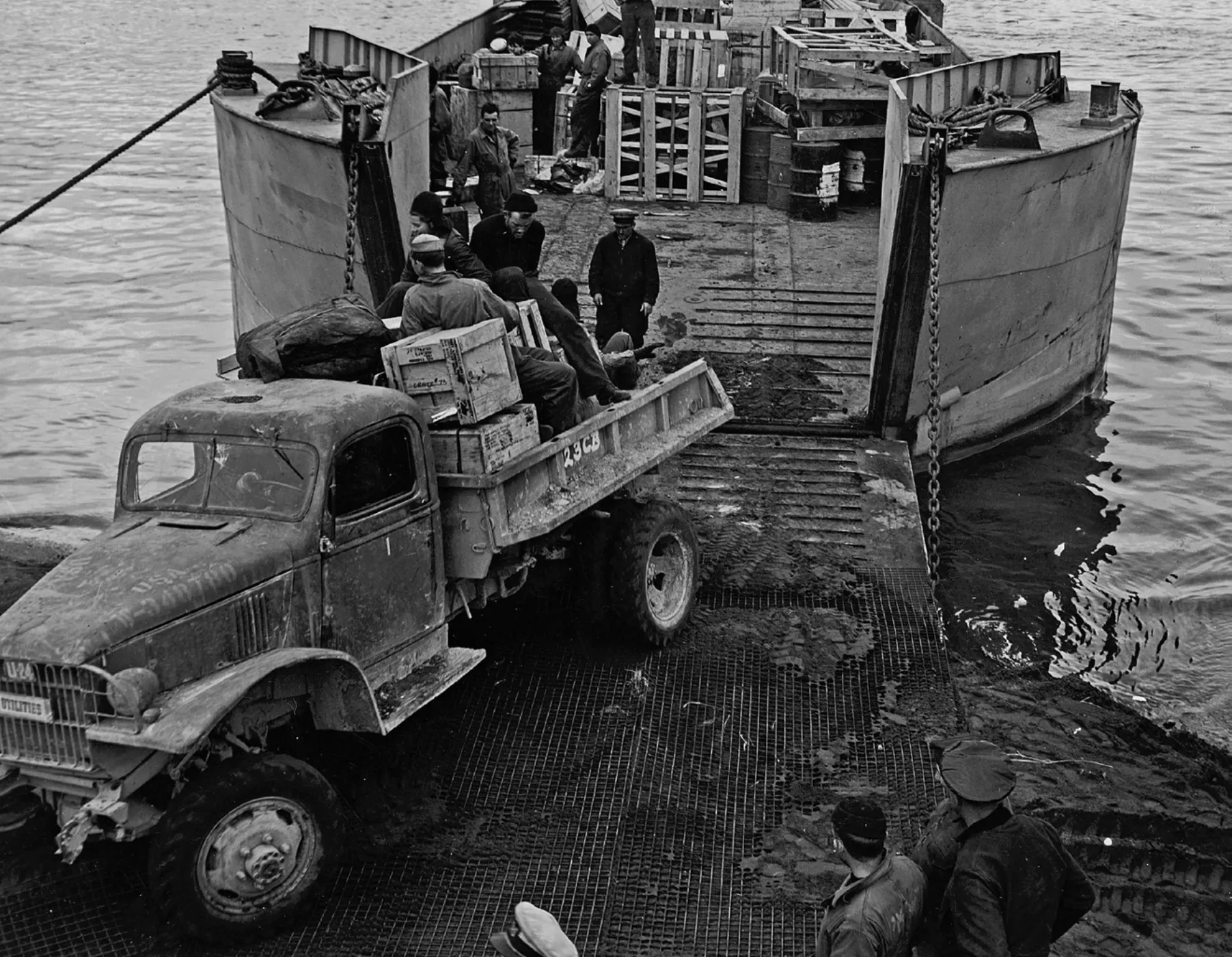 Abans de l’invent del contenidor, carregar qualsevol vaixell comportava una gran pèrdua de temps, com s’intueix en aquesta foto presa a Alaska l’any 1943
