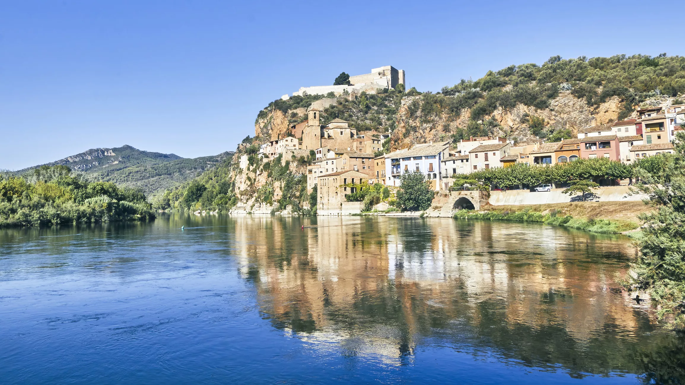Poble de Miravet, Tarragona, rodejat de muntanyes i del riu Ebre