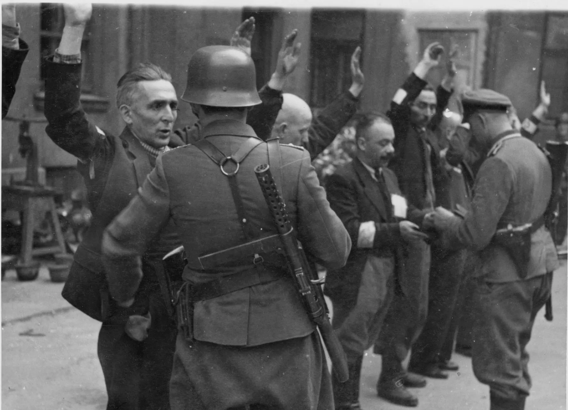 Soldats alemanys arrestant a jueus durant l'aixecament del gueto de Varsovia