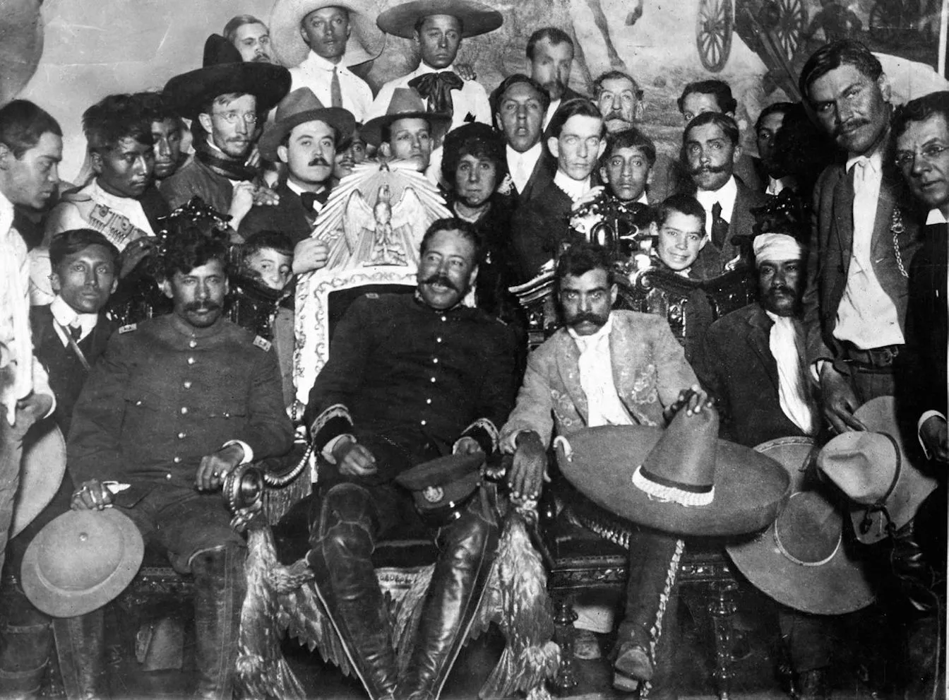 Tot i que els unien els ideals revolucionaris, Pancho Villa i Zapata (tots dos al centre de la imatge) recelaven l’un de l’altre