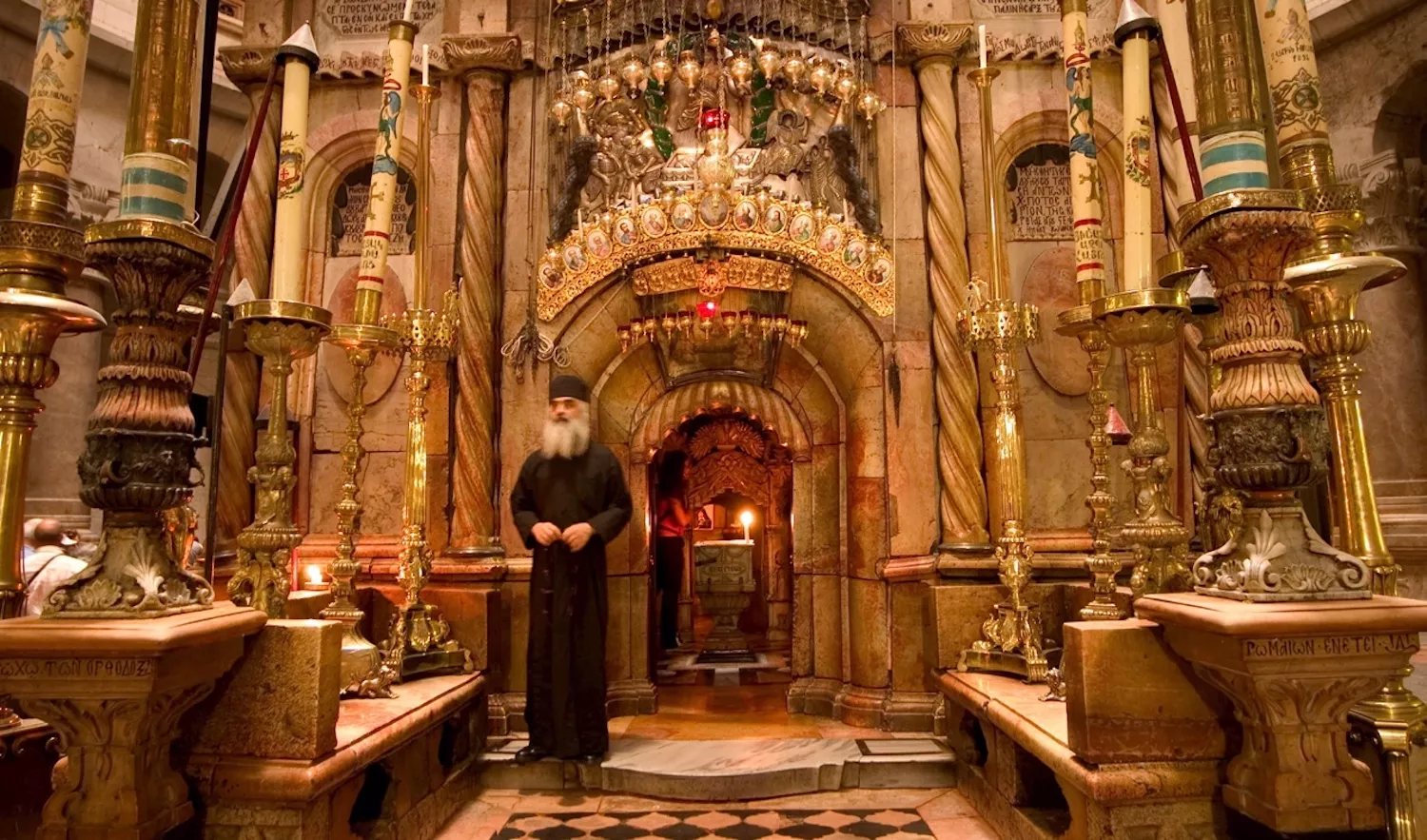 Sis confessions cristianes es fan càrrec del temple del Sant Sepulcre. La tomba està protegida per grecs ortodoxos