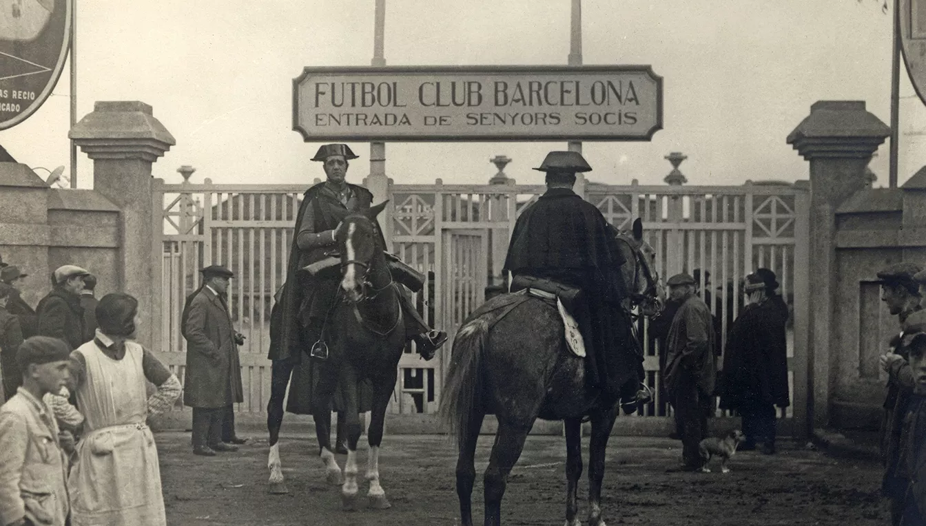 La Guàrdia Civil davant l'antic estadi del Barça
