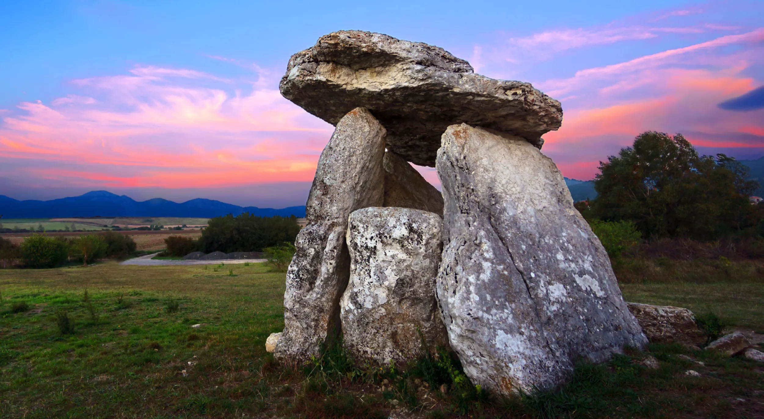 El dolmen de Sorginetxe és un dels monuments megalítics més ben conservats d'Euskadi. Data del 2500 aC i va ser descobert el 1831