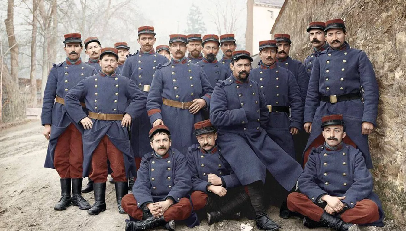 Soldats de França amb els seus uniformes de colors vius