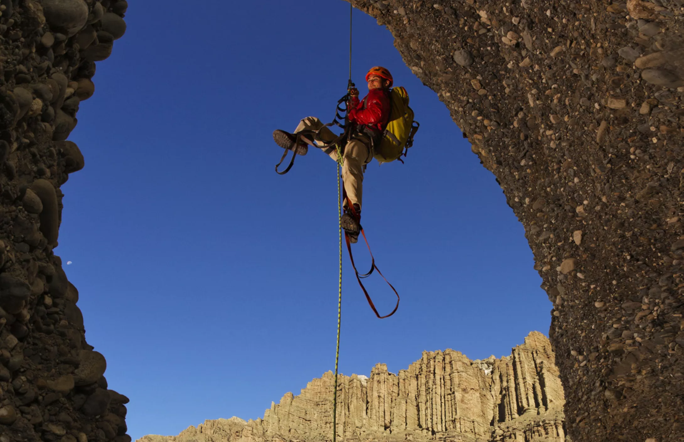 Muntanyers a l'expedició arqueològica de l'Alt Mustang es jugaven la pell per accedir a coves de més de vint-i-cinc metres d'altura