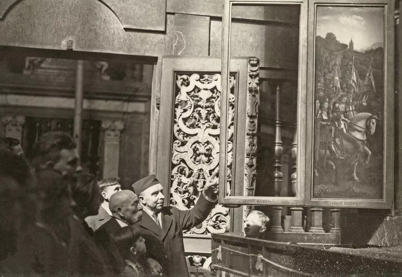 Imatge presa l'11 d’abril del 1934, el dia del robatori, en la qual es veu el públic observant el panell buit de l’esquerra