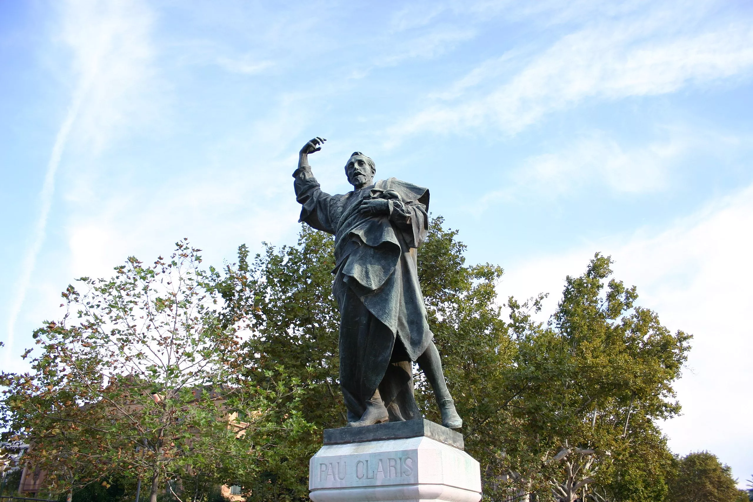 Aquesta estàtua de Pau Claris situada al final del passeig de Lluís Companys és obra de Rafael Atché i Ferré. Va ser inaugurada el 1917, però durant el franquisme va estar amagada en un magatzem municipal
