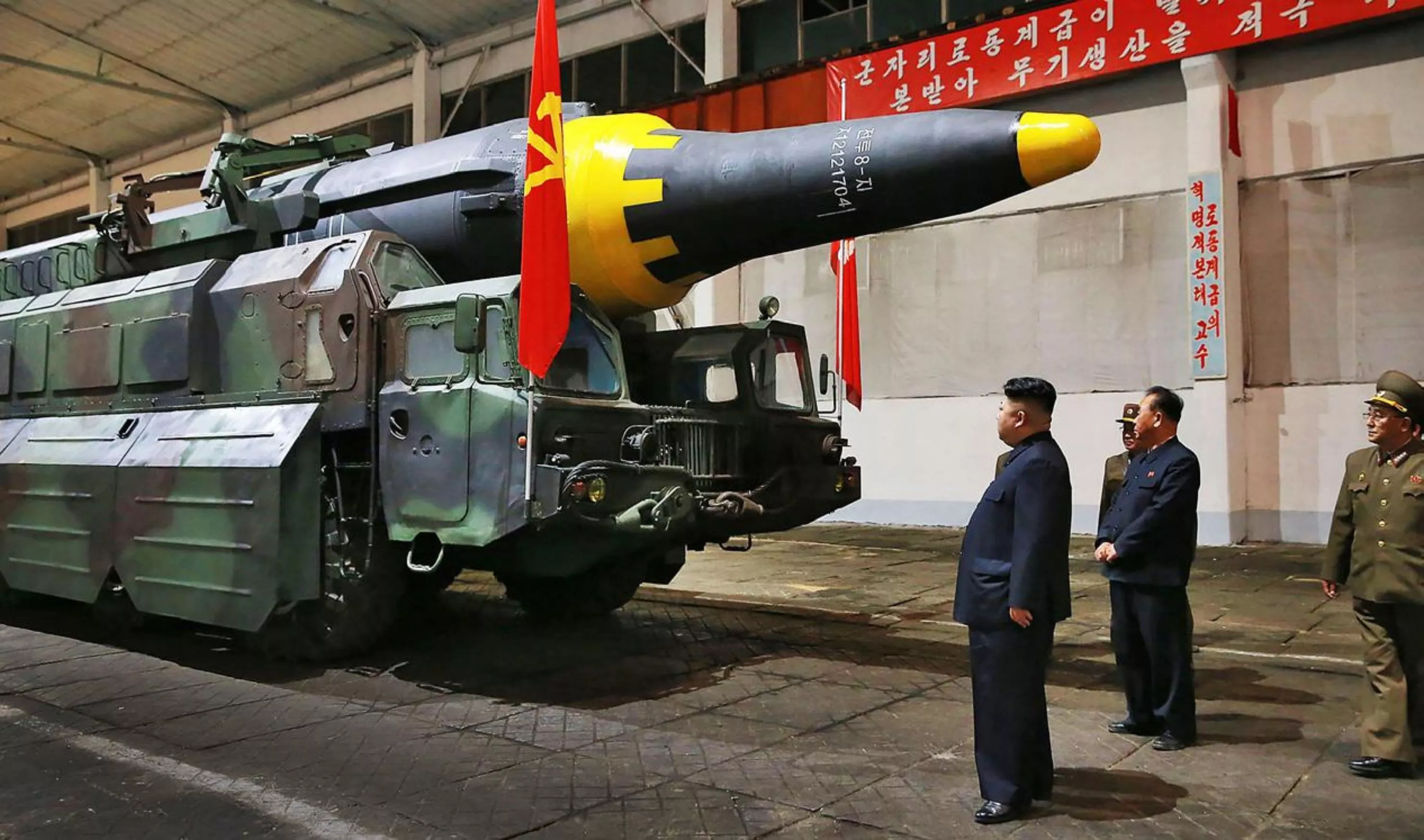 El líder nord-coreà Kim Jong-un inspecciona el míssil balístic d’abast mitjà