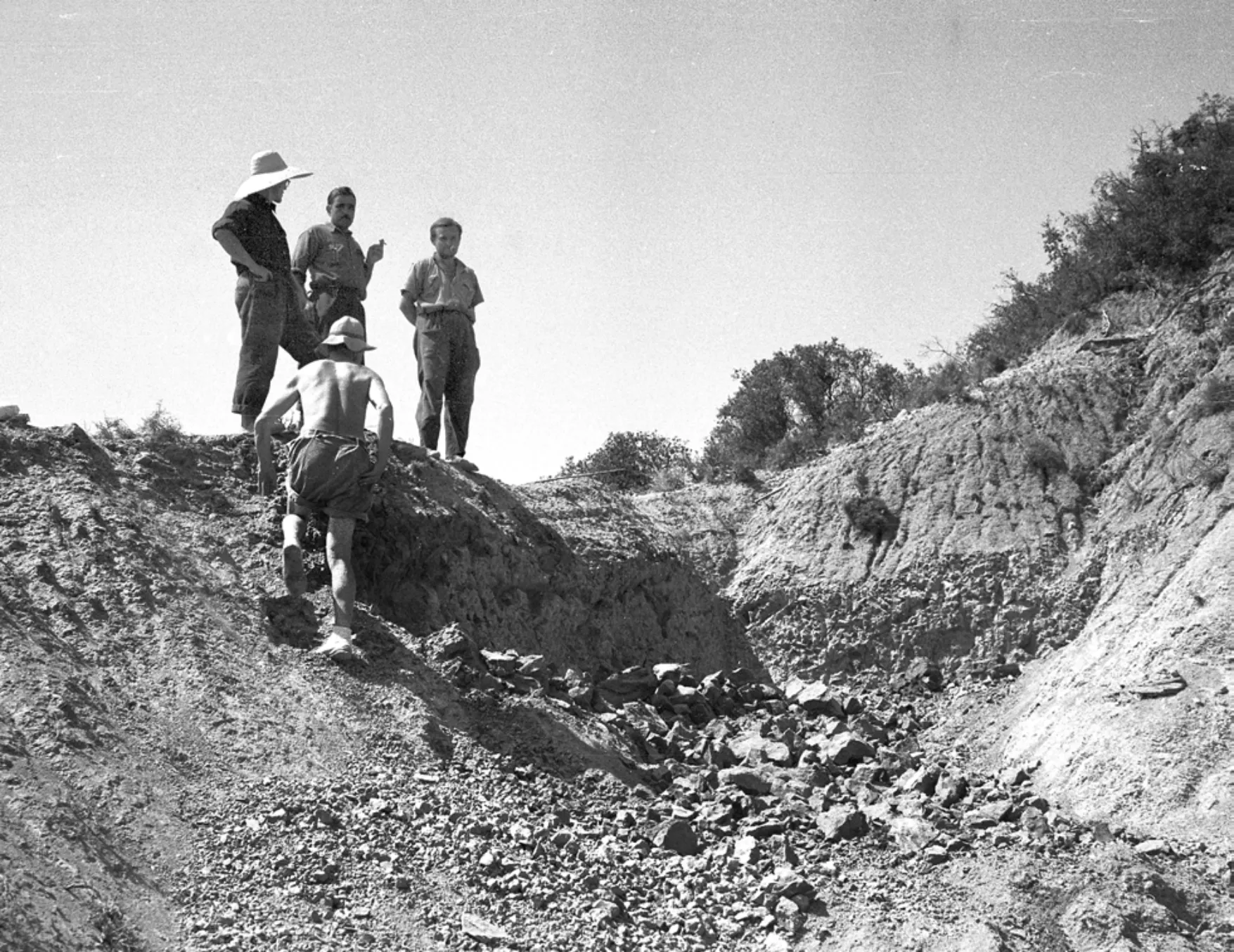 Walter Kühne i el seu equip al barranc d'on van treure els primers ossos del dinosaure l'any 1954