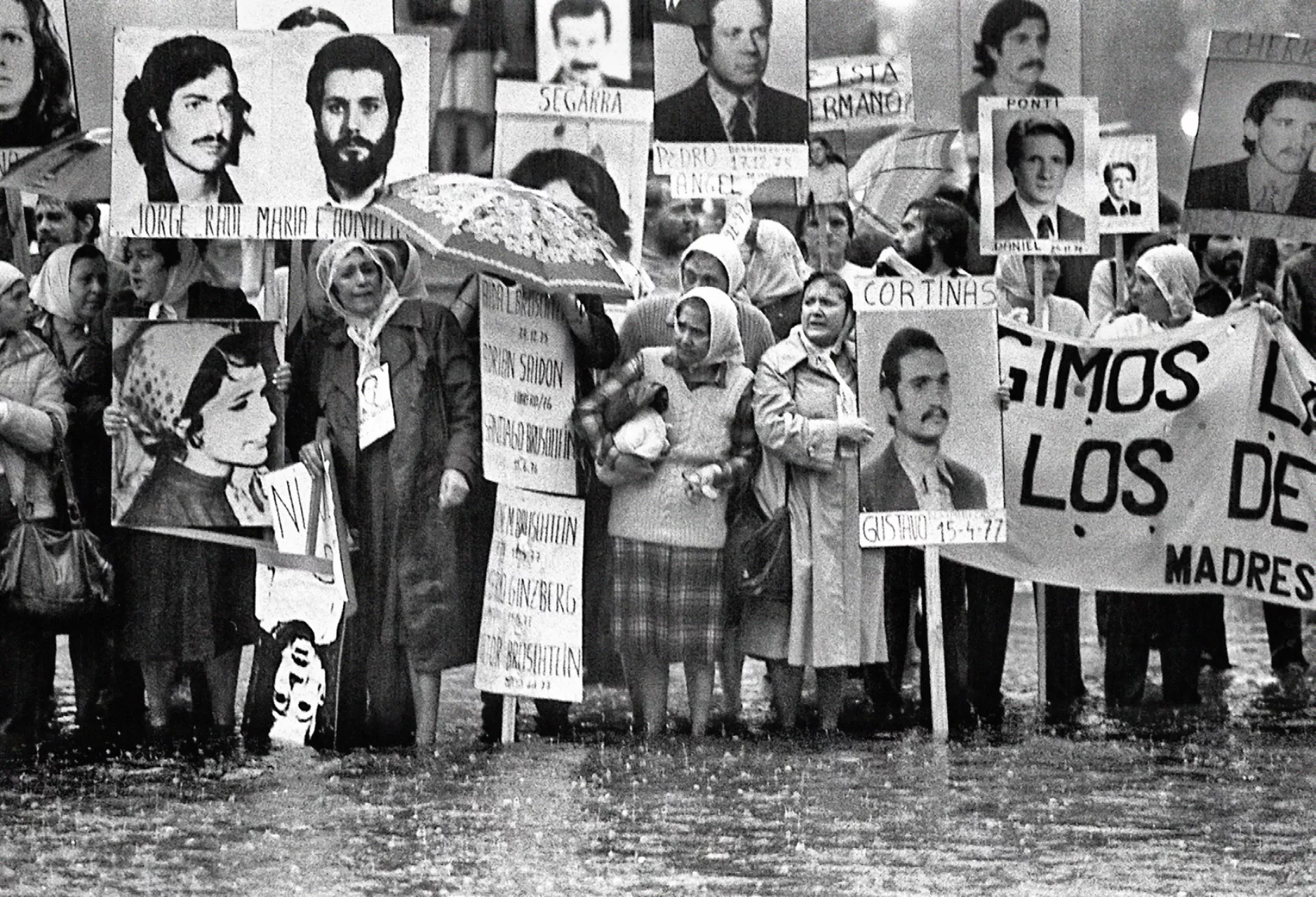 Les mares de la Plaza de Mayo es manifesten davant de la Casa Rosada el 1982. Reclamen investigar els desapareguts durant la dictadura