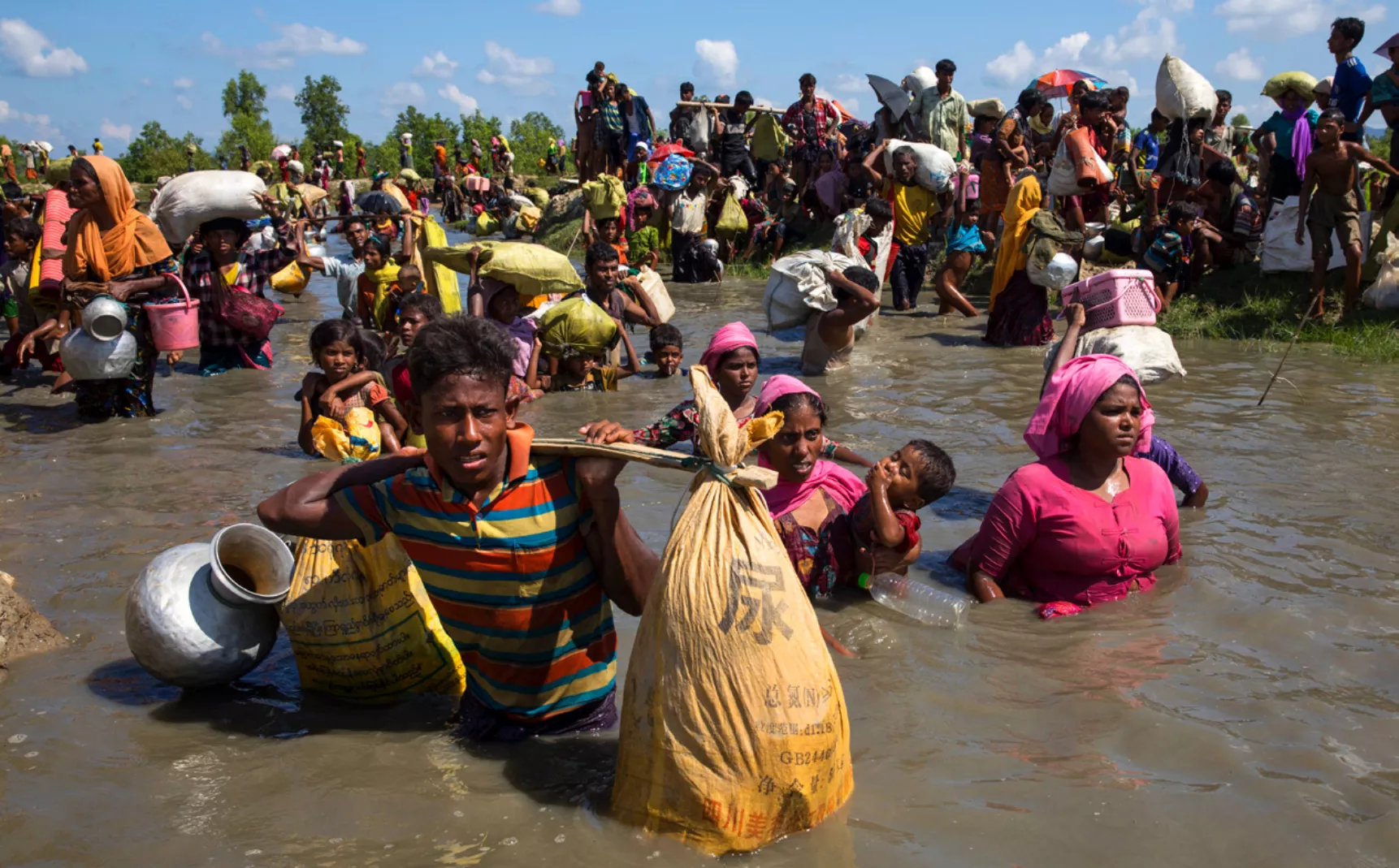 Milers de refugiats de l’ètnia rohingya fugen de Myanmar per eludir la repressió de l’Exèrcit birmà
