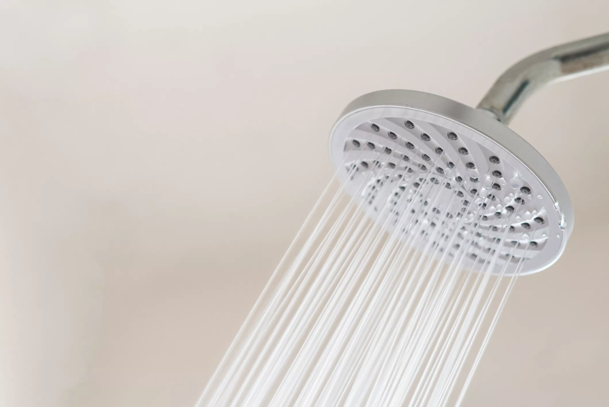 La dutxa va millorar a base d’innovacions fetes per diversos inventors, alguns anònims