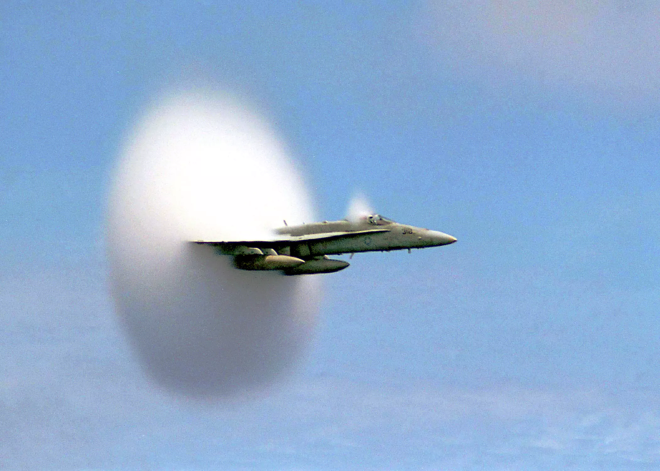 Un avió model F/A-18 Hornet trenca la barrera del so