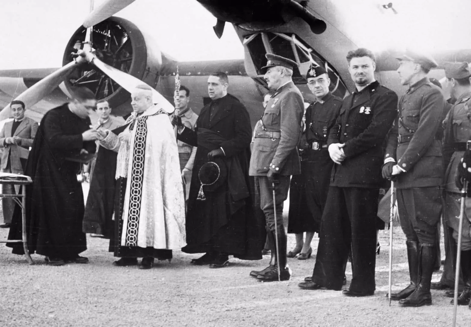 L’arquebisbe-bisbe de Mallorca Josep Miralles beneeix el camp d’aviació de Son Sant Joan davant del Conde Rossi (amb barba) el desembre del 1936