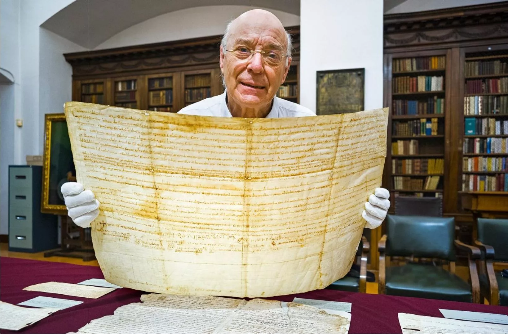 L’historiador Jaume de Puig amb un dels textos carolingis que formen part de la plataforma digital CATCAR