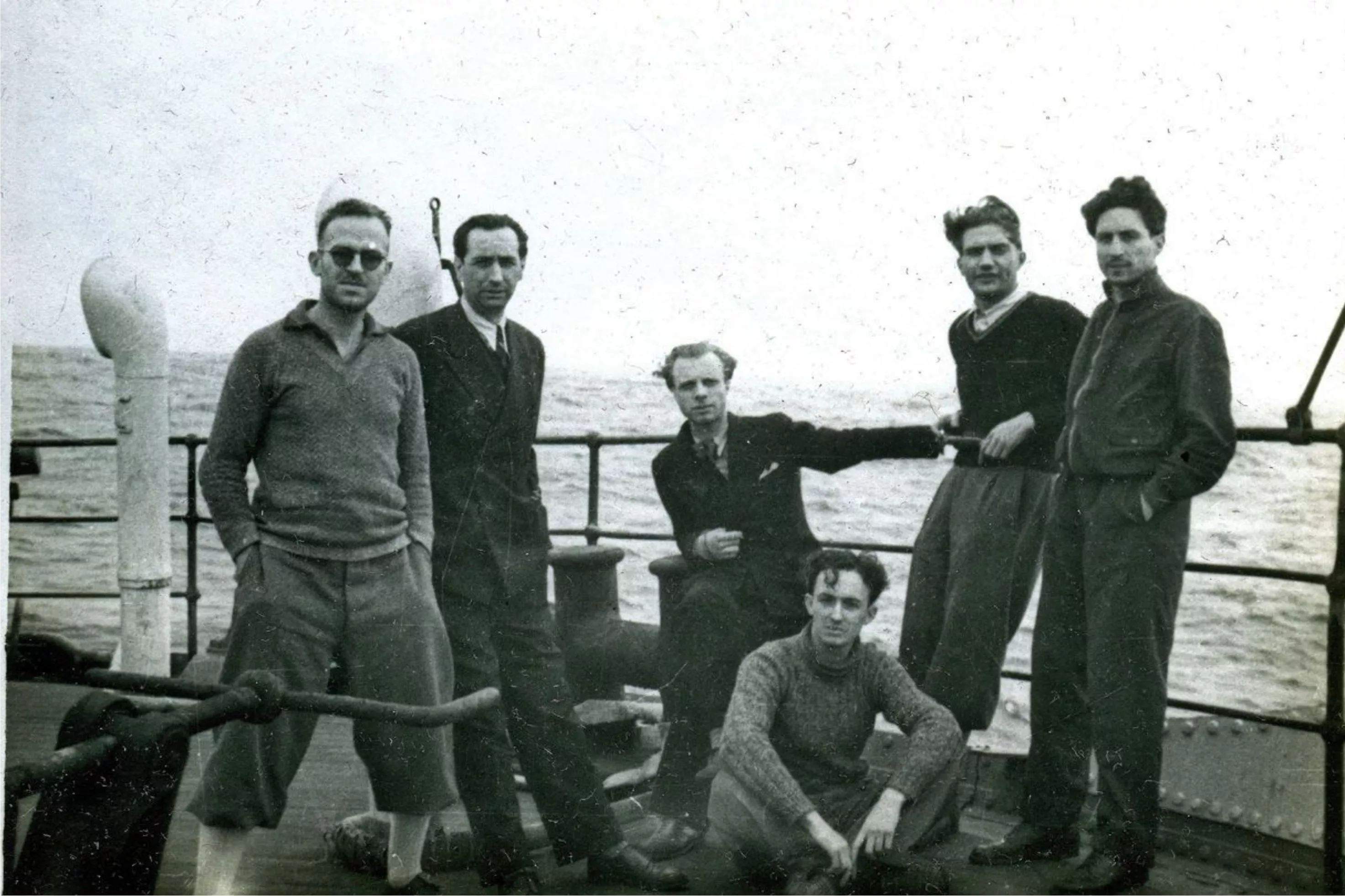 D’esquerra a dreta, al vaixell de transport que els va dur d’Alemanya a la Corunya: Miquel Albareda, Carlos García, Ricard Boadella (assegut darrere), Carlos Auernheimer (assegut a terra), Jordi Tell i Jaume Gascon
