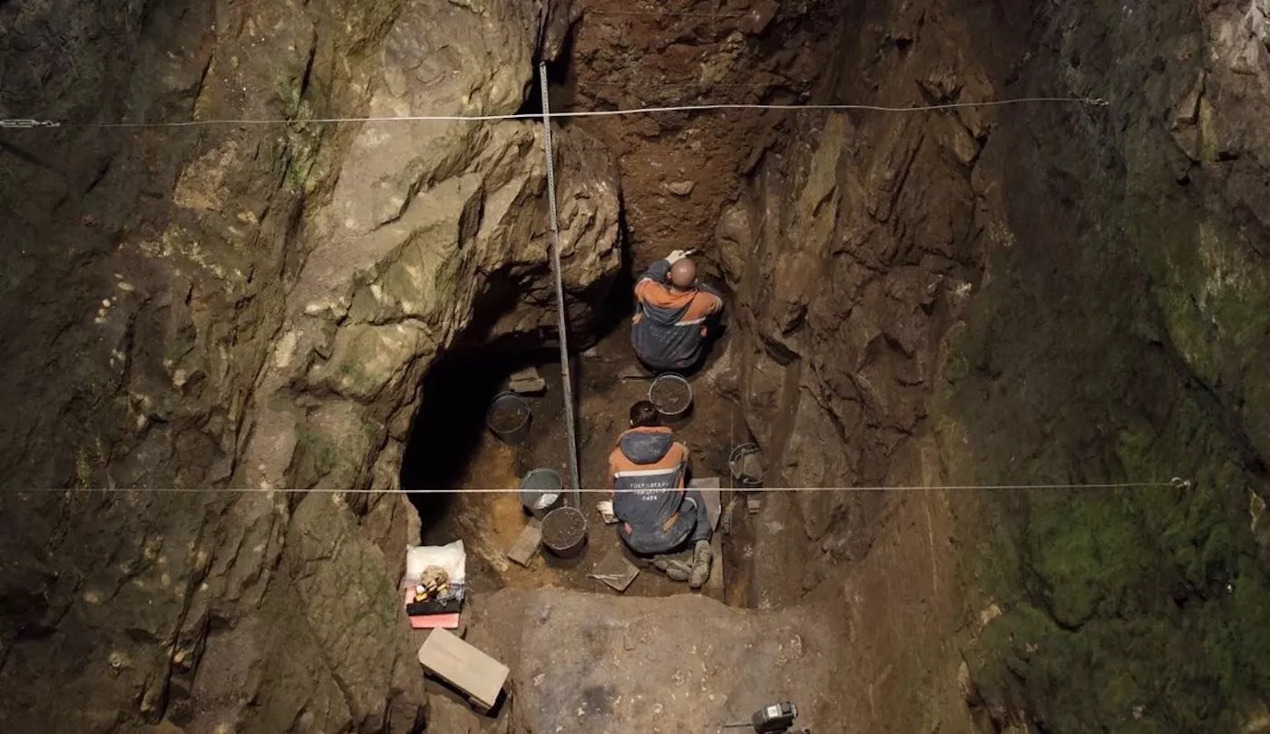 Una excavació a la cova Denisova. La investigació va confirmar que, 40.000 anys enrere, van conviure dues formes d’homínids arcaics: els neandertals i els denisovans
