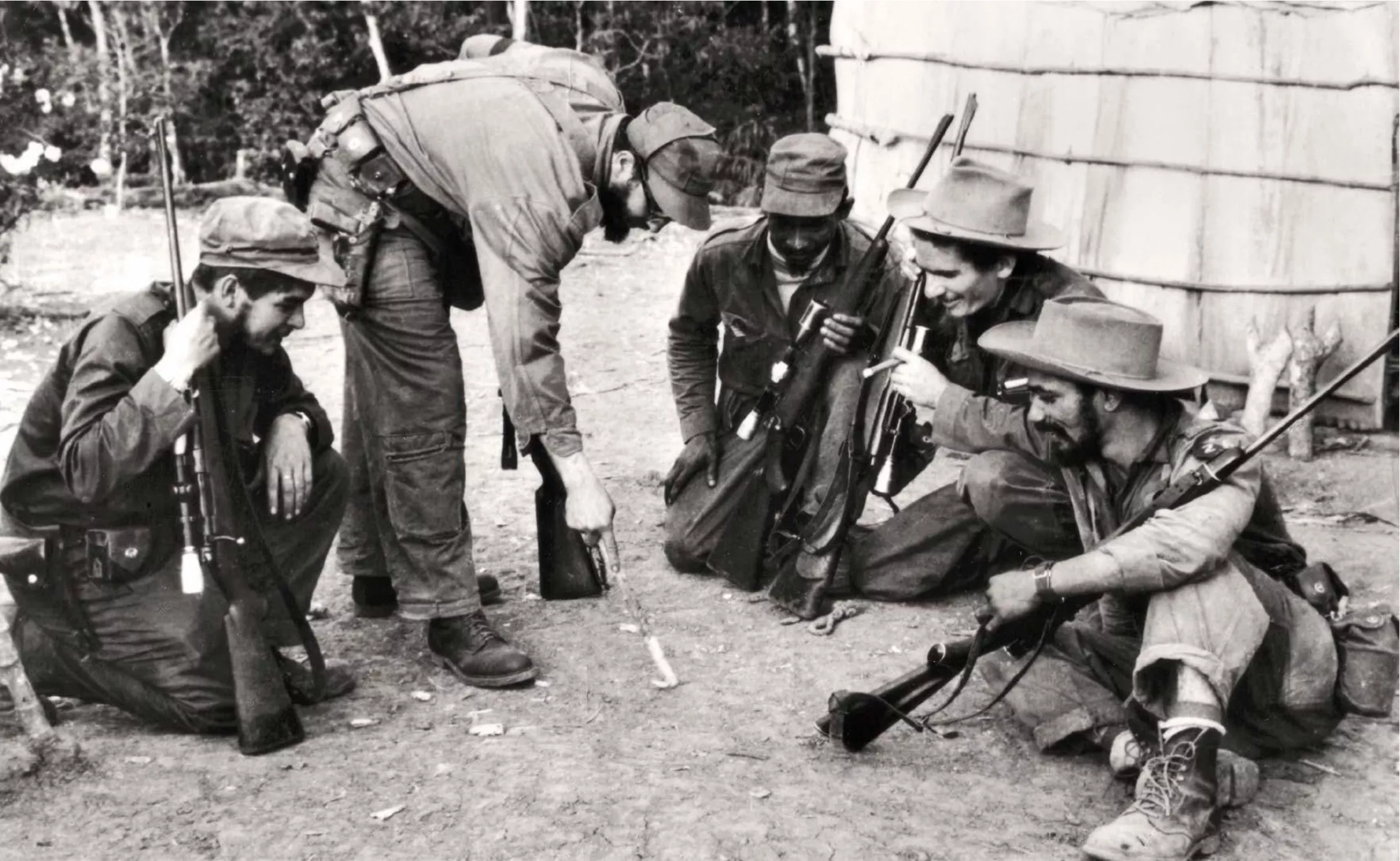 Després del fracàs de l’assalt a la caserna de Moncada, Castro i Guevara van ser conscients que, per derrocar Batista, necessitaven entrenament militar i van confiar en Bayo