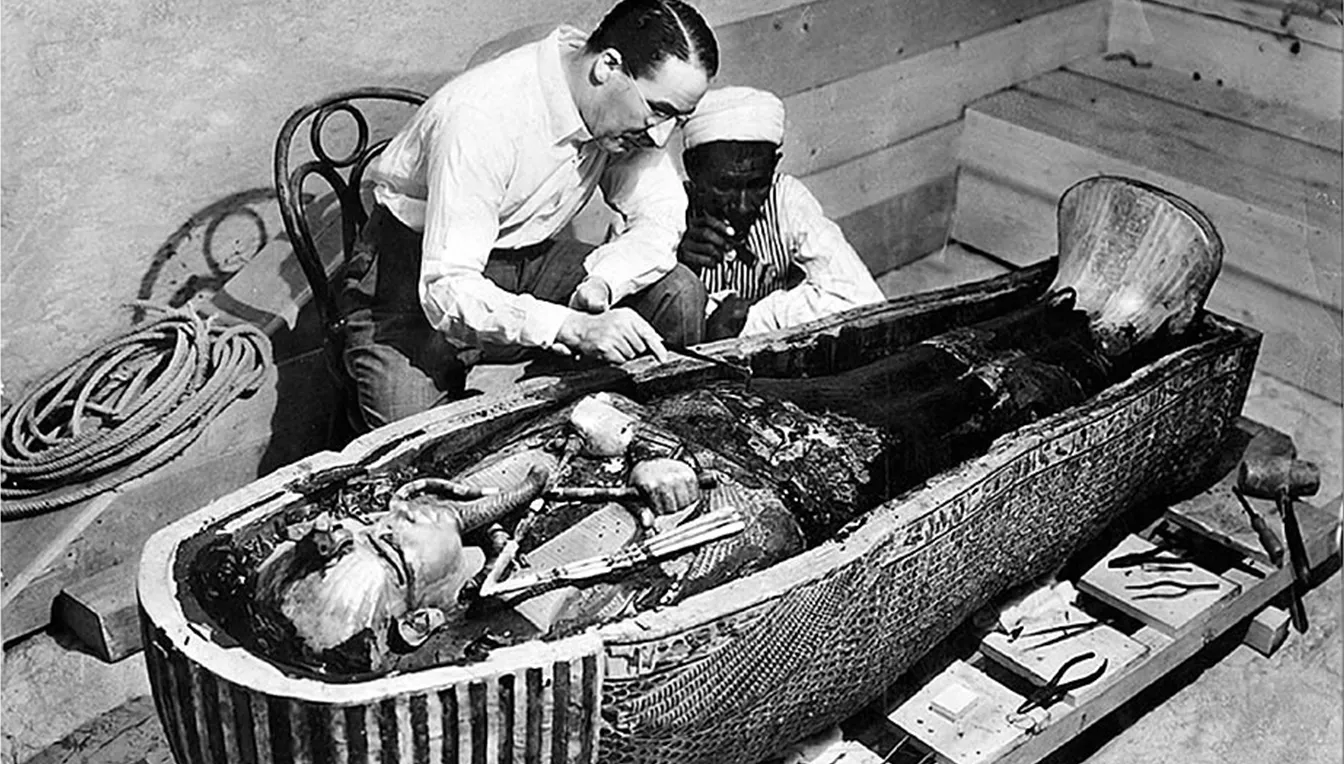 Howard Carter inspeccionant el sarcòfag de Tutankamon