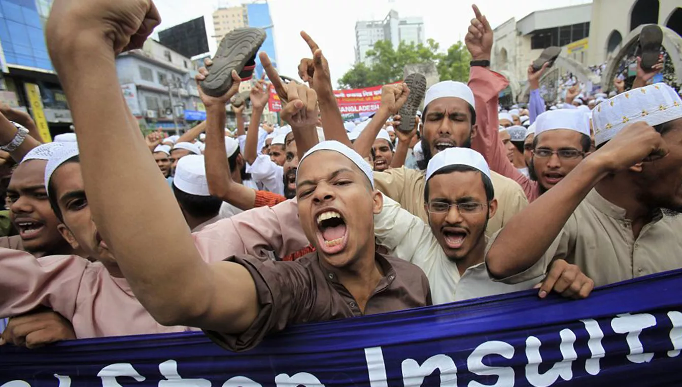 Musulmans de Bangladesh cridant consignes contra una pel·lícula produïda als EUA que, segons ells, denigrava el profeta