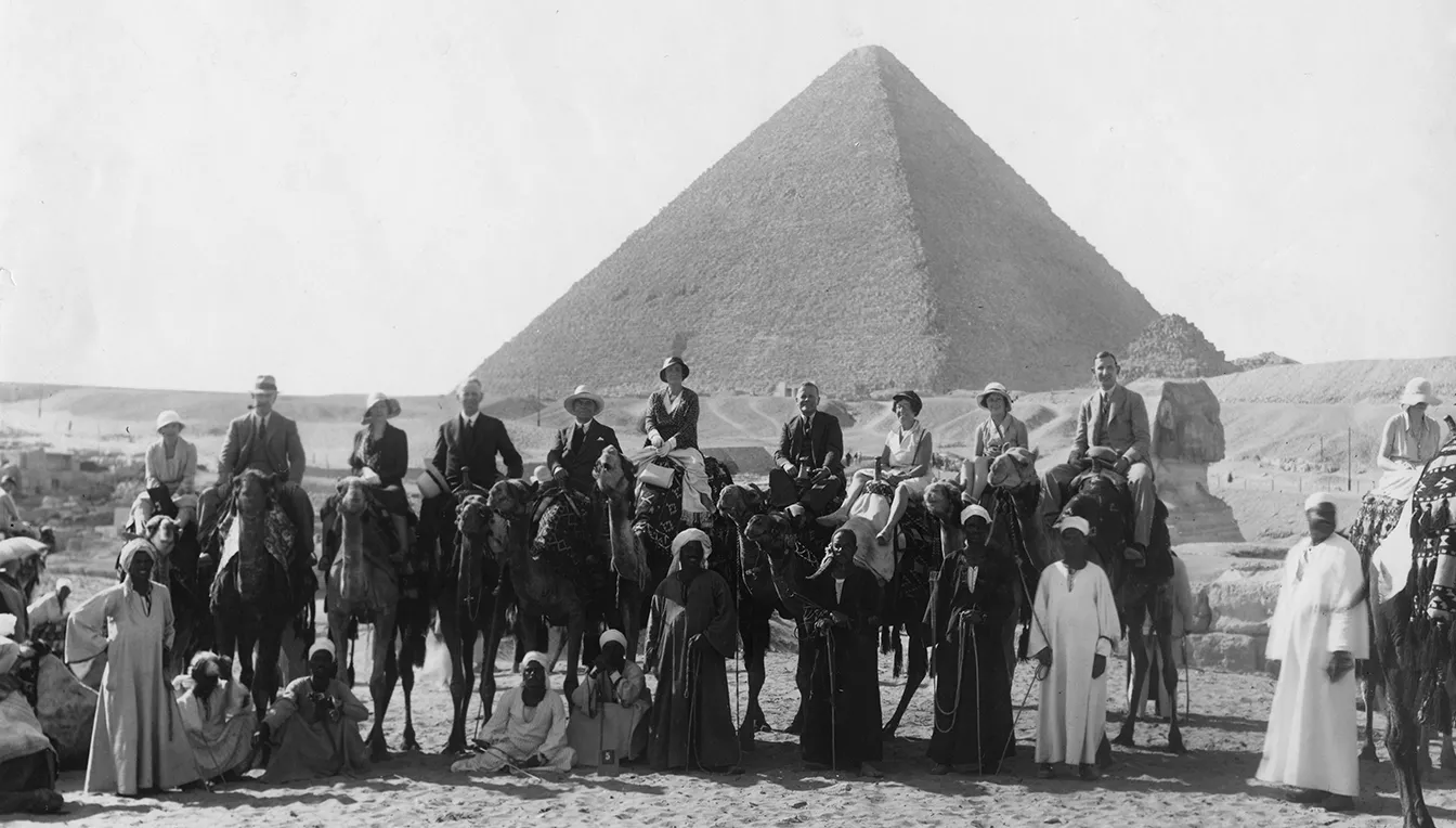 El segon viatge de noces d’Agatha Christie va ser a Egipte. A la foto surt dalt d’un camell davant de les piràmides de Gizeh. En el transcurs d’un creuer va idear l’obra ‘Mort al Nil’