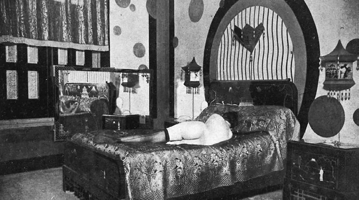 Inaugurat el 1888, arran de l’Exposició Universal, el bordell de Madame Petit era dels més luxosos i higiènics de la ciutat. Per les seves habitacions hi van passar centenars de prostitutes, professionals o ocasionals —com la Maria, el personatge fictici del reportatge