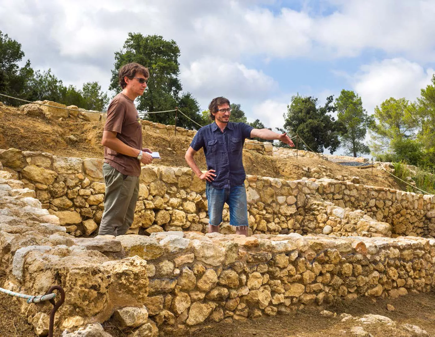 En Dani López, l’arqueòleg en cap d’Arqueovitis (a la dreta), explica a Arnau Cònsul que hi podria haver un miler de sitges al jaciment